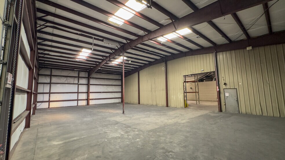 More Photos Of 1345 Geronimo Dr, El Paso Distribution For Sale