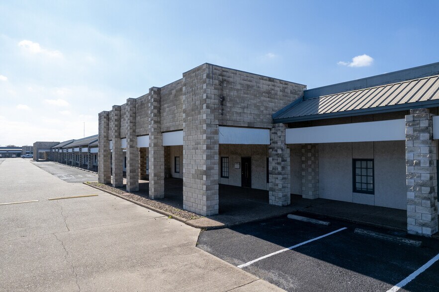 More Photos Of 2209 N Padre Island Dr, Corpus Christi Light Manufacturing For Lease