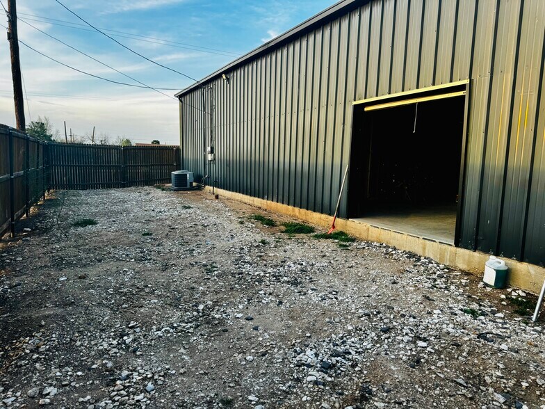 More Photos Of 1207 Alcock St, Pampa Flex For Sale