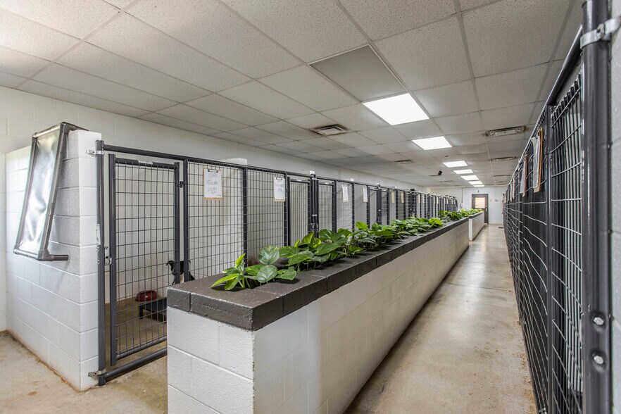 More Photos Of 39812 Hazel Dell Rd, Shawnee Veterinarian Kennel For Sale