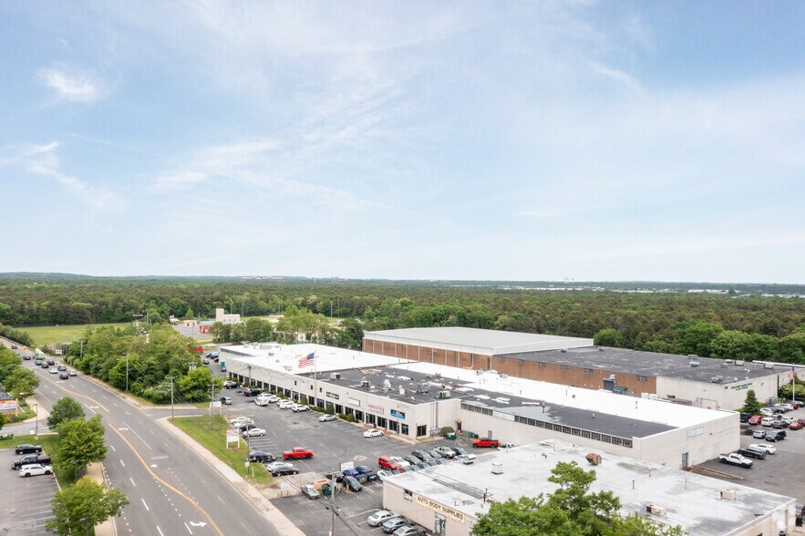 More Photos Of 511-523 Commack Rd, Deer Park Warehouse For Lease