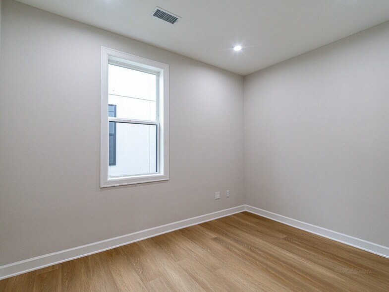 More Photos Of 1325 Main St, Katy Office For Sale