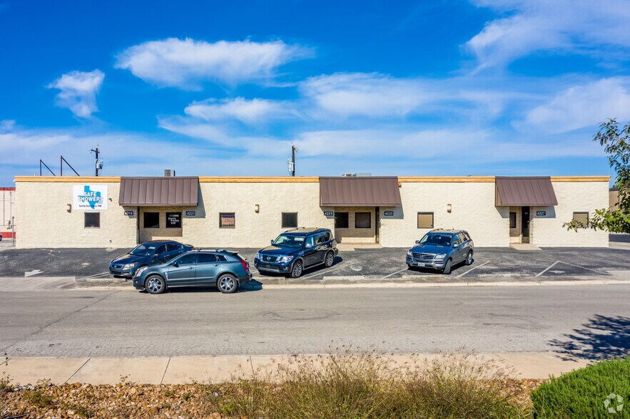 More Photos Of 4219-4227 Gatecrest, San Antonio Service For Lease
