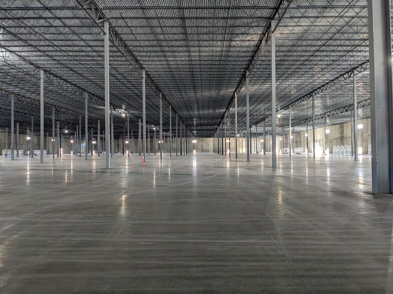 More Photos Of York Rd, Pleasant View Distribution For Lease