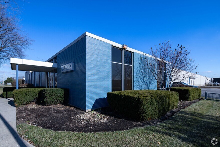 More Photos Of 1111 S Wheeling Rd, Wheeling Warehouse For Lease