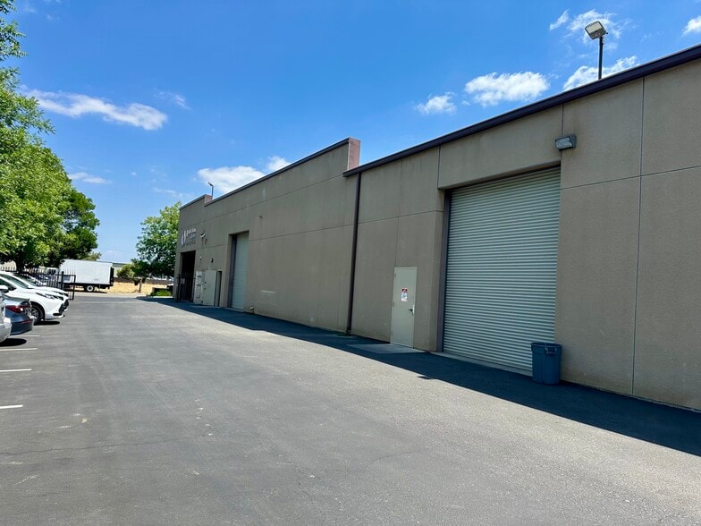 More Photos Of 96 S West Ave, Fresno Warehouse For Lease