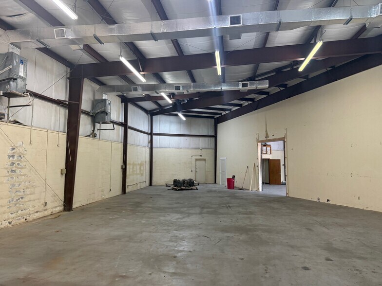 More Photos Of 1091 Progress Ct, Palm Harbor Warehouse For Lease