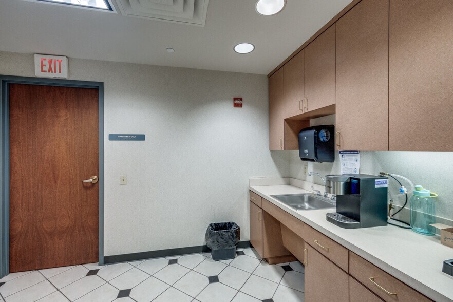 More Photos Of 1900 Country Club Dr, Mansfield Bank For Lease