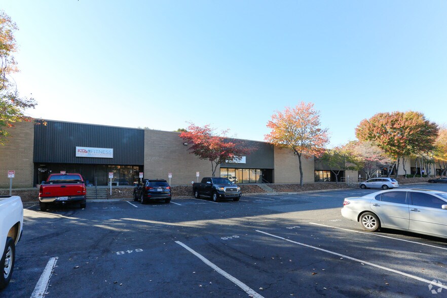 More Photos Of 640 Matthews Mint Hill Rd, Matthews Showroom For Lease