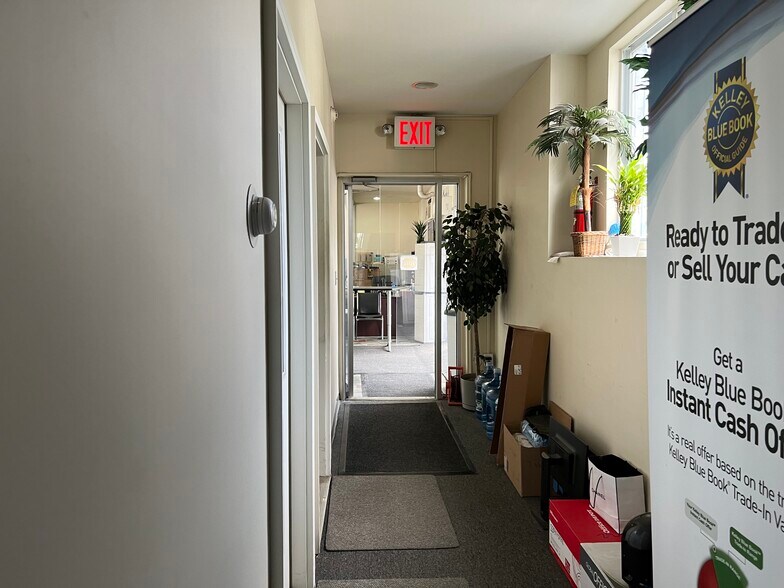 More Photos Of 195 Northern Blvd, Great Neck Auto Dealership For Lease