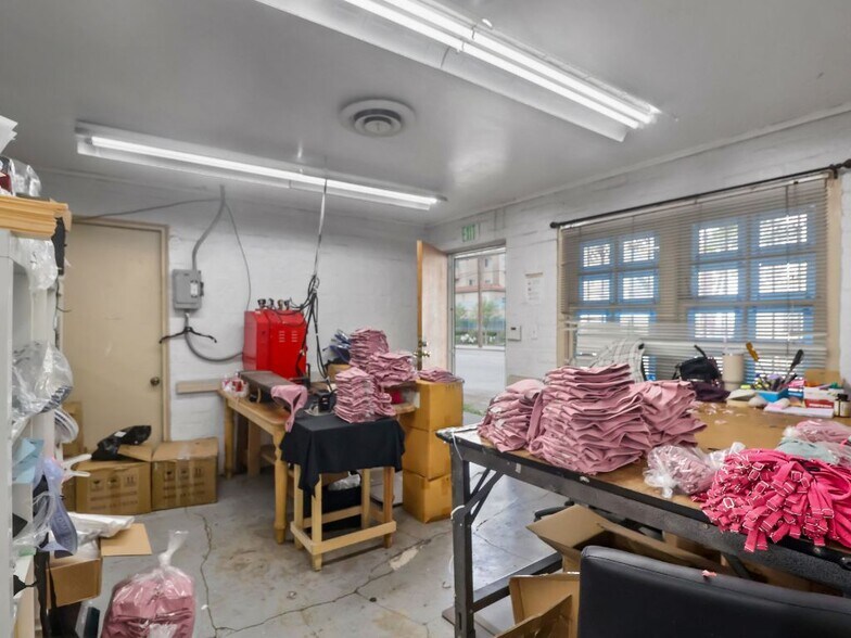 More Photos Of 2655 Short St, Los Angeles Light Manufacturing For Sale