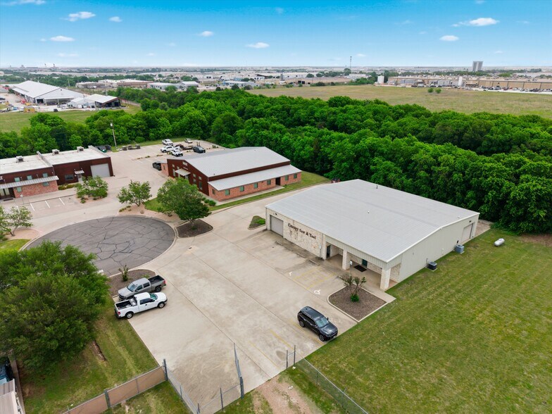 More Photos Of 309 Granite Dr, Woodway Warehouse For Lease