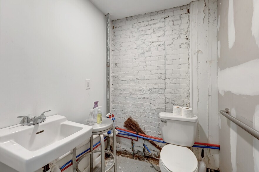 More Photos Of 713 N Garden St, Columbia Storefront Retail Office For Sale