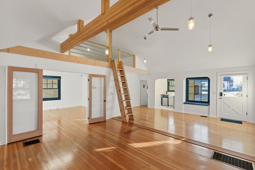 More Photos Of 15 NW Franklin Ave, Bend Office For Sale