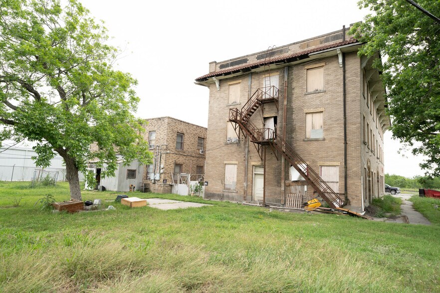 601 E Avenue A, Robstown, TX 78380 Hotel For Sale