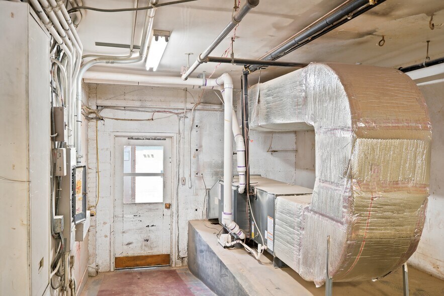More Photos Of 931 Brentwood Rd NE, Washington Warehouse For Lease