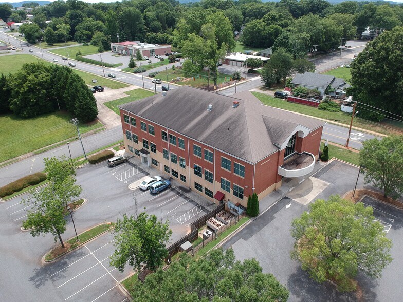 More Photos Of 502 W King St, Kings Mountain Medical For Lease