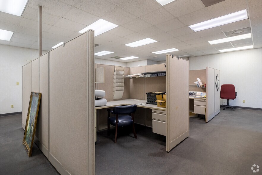 More Photos Of 222 King St S, Calhoun Warehouse For Sale