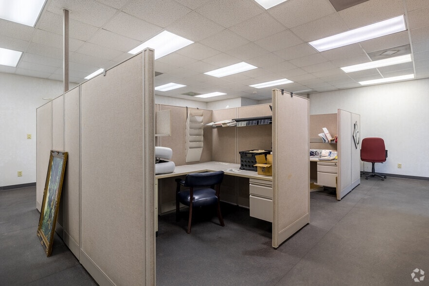 More Photos Of 222 King St S, Calhoun Warehouse For Sale