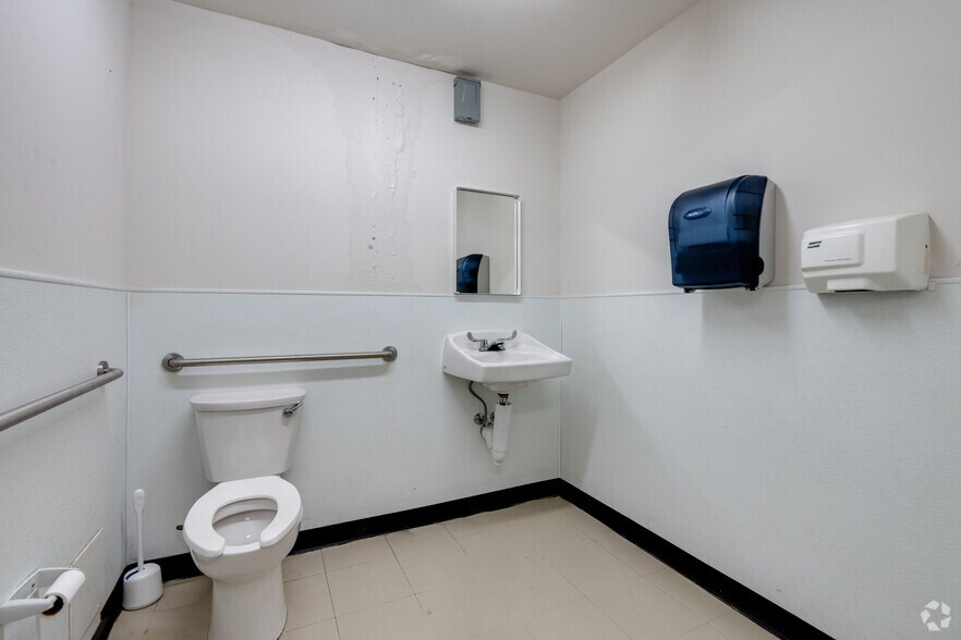 More Photos Of 5252 W Vickery Blvd, Fort Worth Showroom For Lease