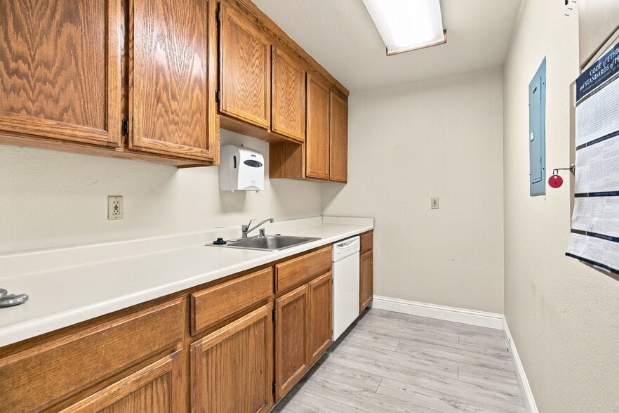 More Photos Of 403 W 11th St, Tracy Office For Sale