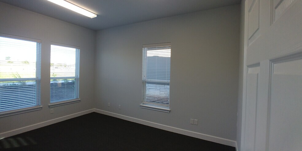 More Photos Of 660 S Bagdad Rd, Leander Office For Sale
