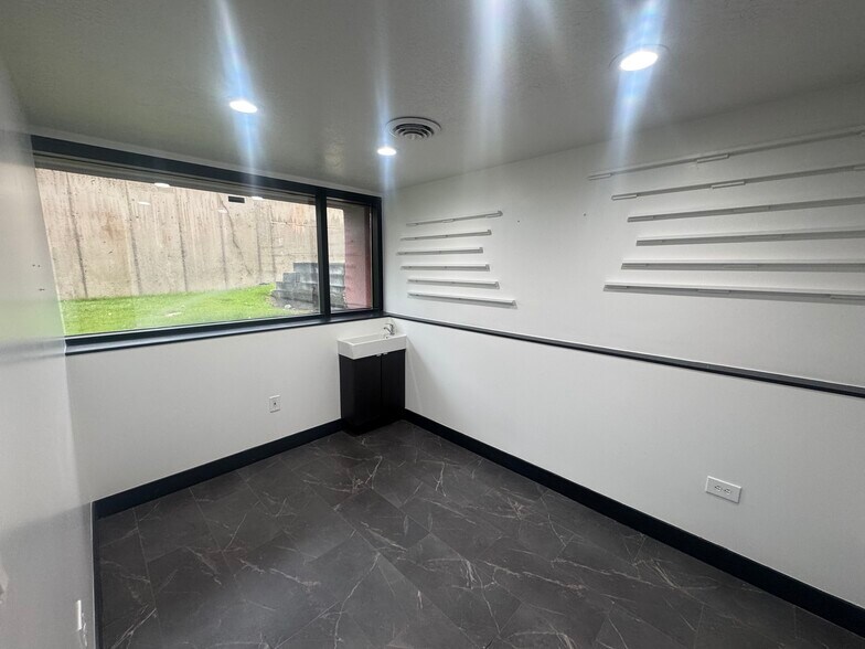 More Photos Of 807 Fort Union Blvd, Midvale Freestanding For Lease