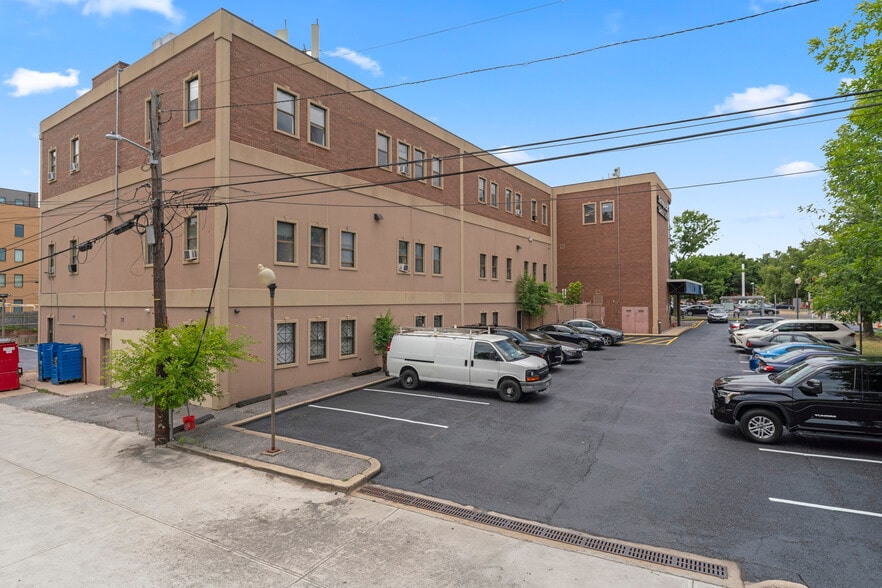 More Photos Of 6323 Georgia Ave NW, Washington Medical For Sale