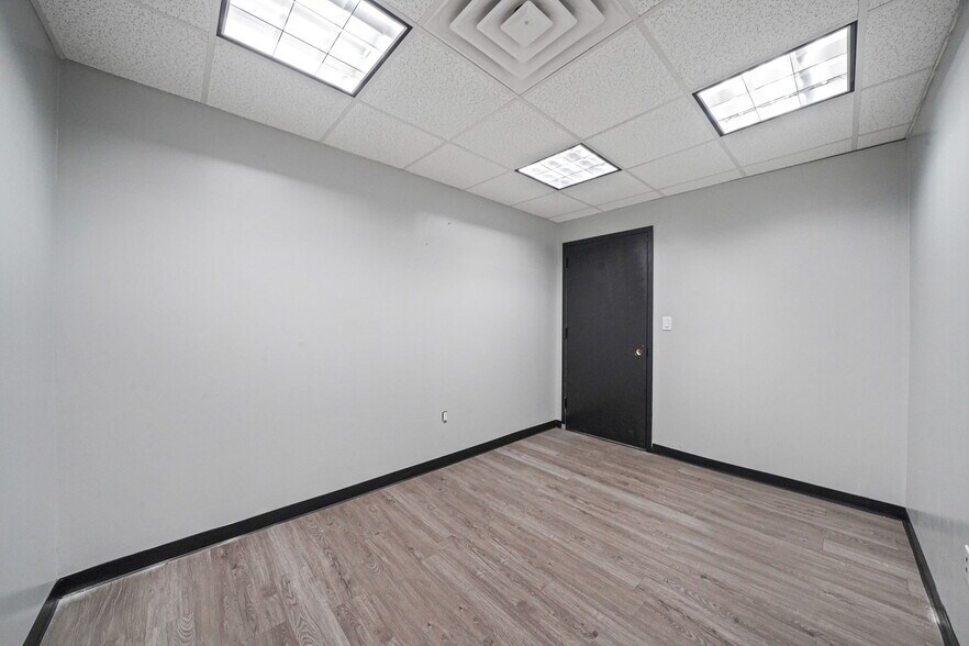 More Photos Of 1601 Artic Ave, Bohemia Warehouse For Lease