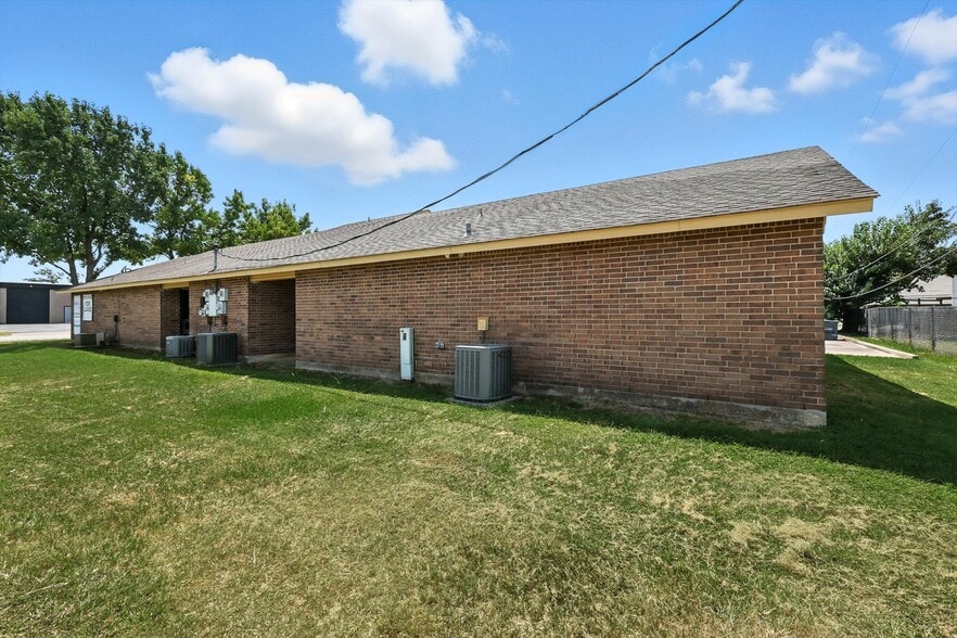 More Photos Of 2218 Michigan Ave, Arlington Unknown For Lease