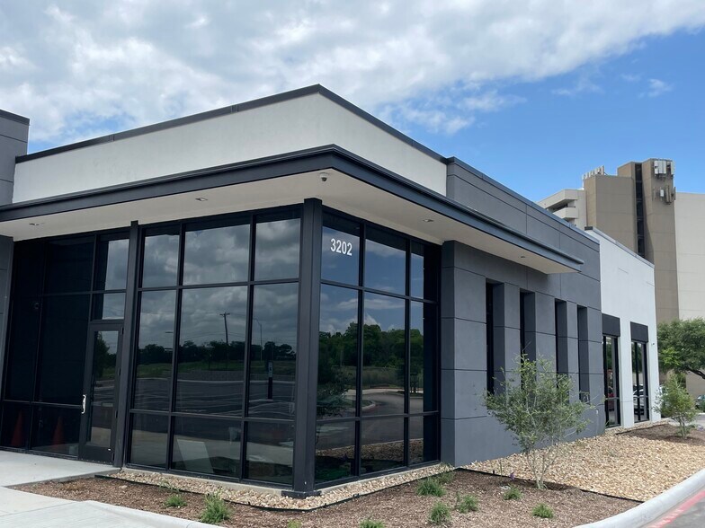More Photos Of 3202 Cherry Ridge Dr, San Antonio Medical For Lease