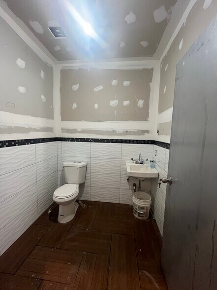 More Photos Of 3870 10th St, Long Island City Freestanding For Lease