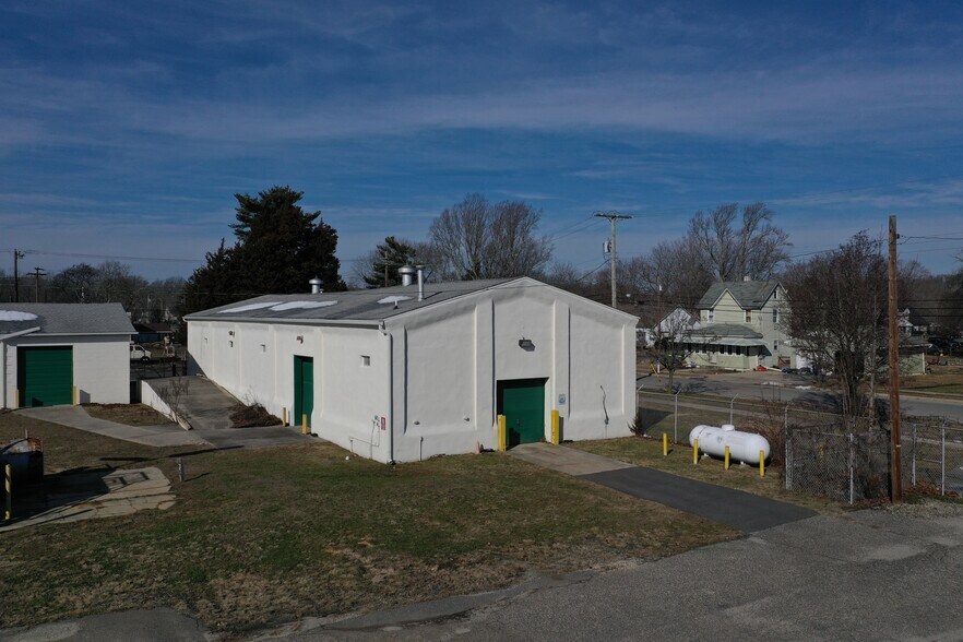 More Photos Of 717 Longfellow St, Woodbine Warehouse For Lease