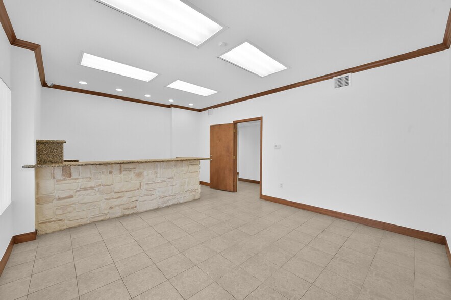 More Photos Of 11322 Neeshaw Dr, Houston Warehouse For Lease