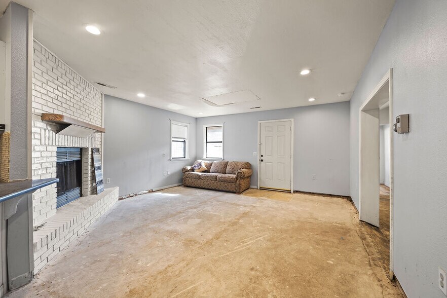 More Photos Of 121 S Nelson Ave, Gentry Light Manufacturing For Sale