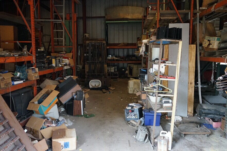 More Photos Of 140 Mosely, Livingston Light Distribution For Sale