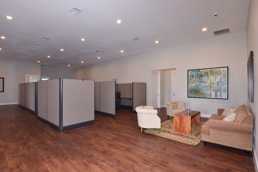 More Photos Of 2440 US 290, Dripping Springs Storefront Retail Office For Lease