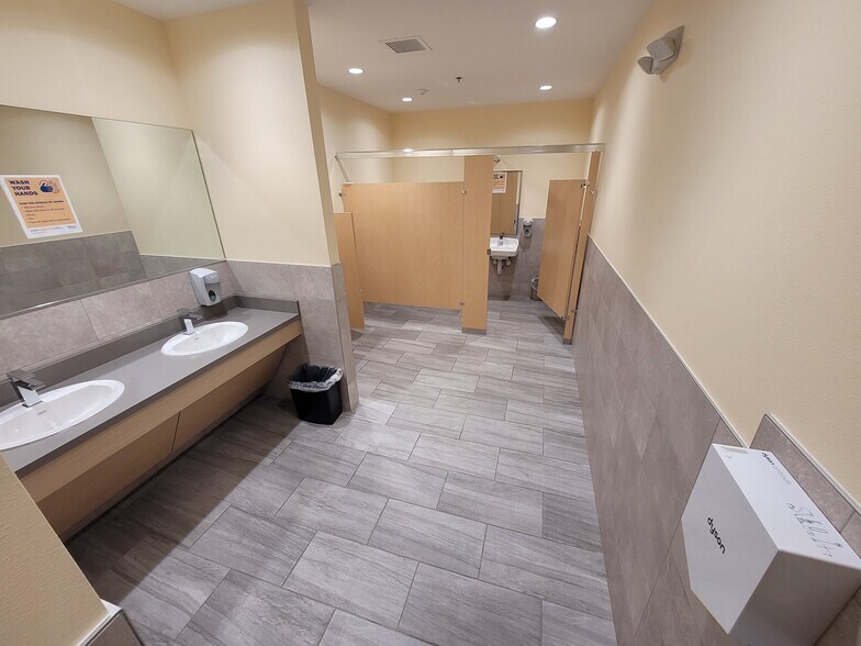 More Photos Of 5565 N Wickham Rd, Melbourne General Retail For Lease