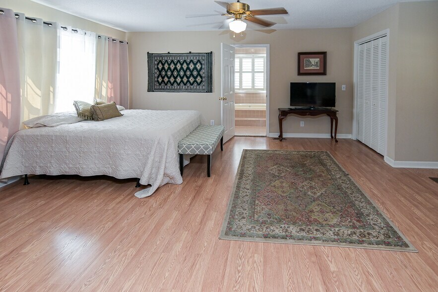 More Photos Of 799 Whitthorne St, Shelbyville Hospitality For Sale
