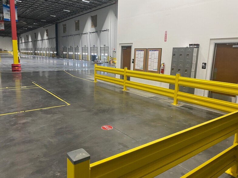More Photos Of 2119 N I-35 E, DeSoto Distribution For Lease