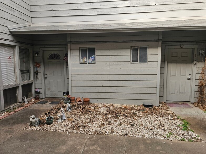 More Photos Of 2220 Mission Hill Dr, Austin Multifamily For Sale