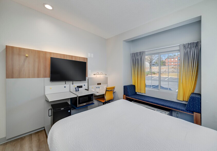 More Photos Of 195 Country Club Dr, Stockbridge Hotel For Sale