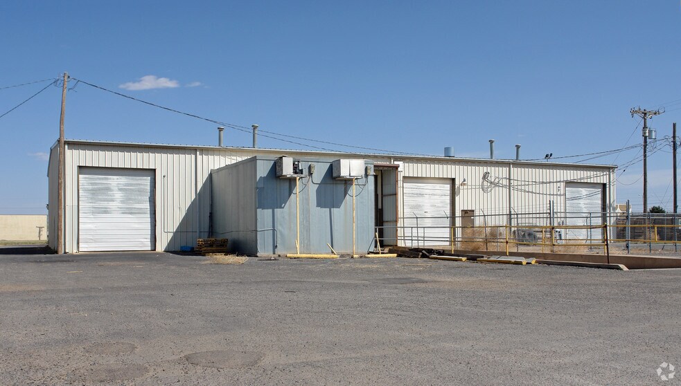 More Photos Of 7010-7020 Cedar Ave, Lubbock Service For Lease