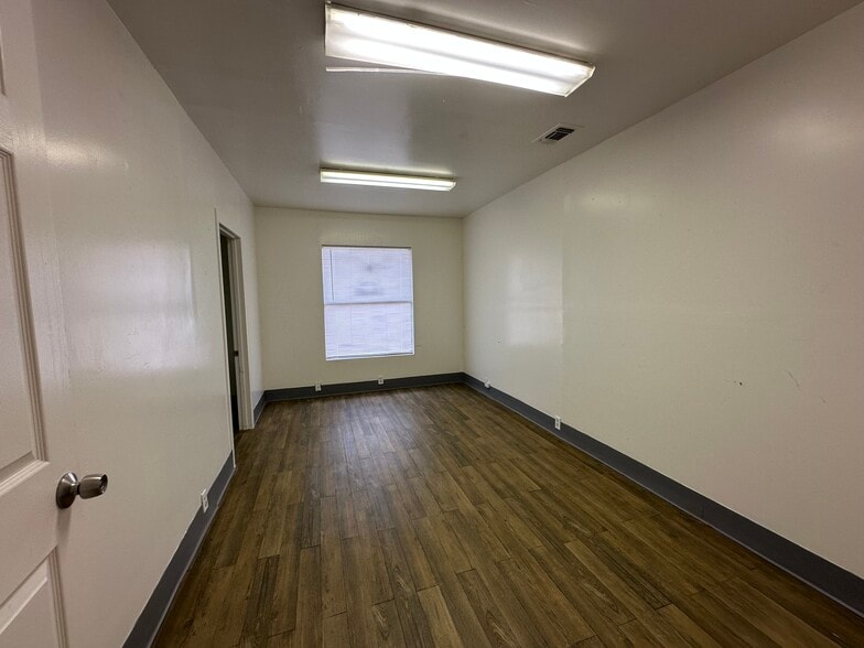 More Photos Of 6628 Crestway Dr, San Antonio Flex For Sale