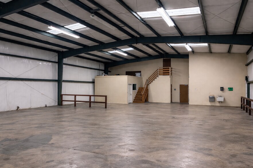 More Photos Of 1011 Yeager Pky, Pelham Warehouse For Lease