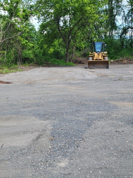 More Photos Of 6 Railroad Yard Rd, Deerfield Light Distribution For Lease