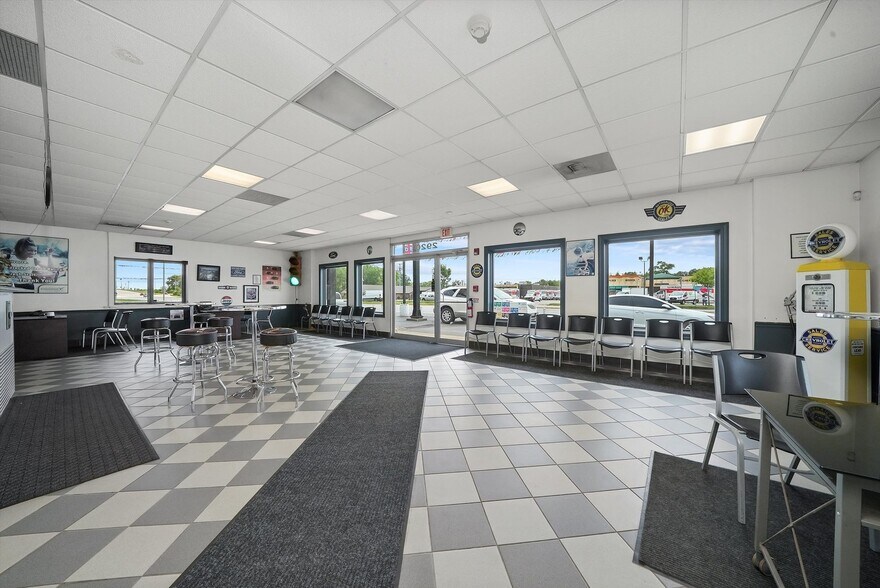 More Photos Of 2920 W 159th St, Markham Freestanding For Sale