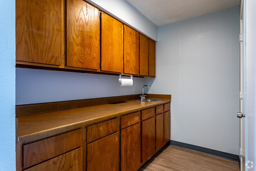 More Photos Of 10930 Switzer Ave, Dallas Unknown For Lease