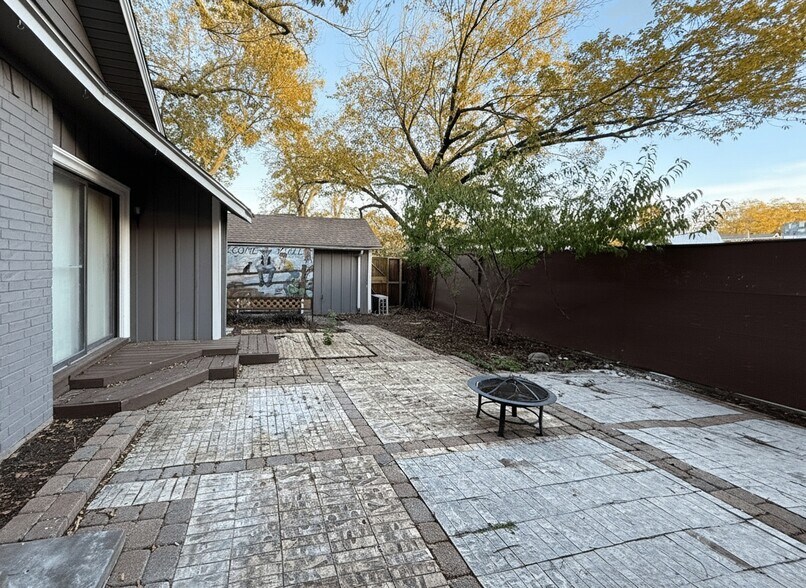 More Photos Of 211 Second St, Denton Flex For Sale