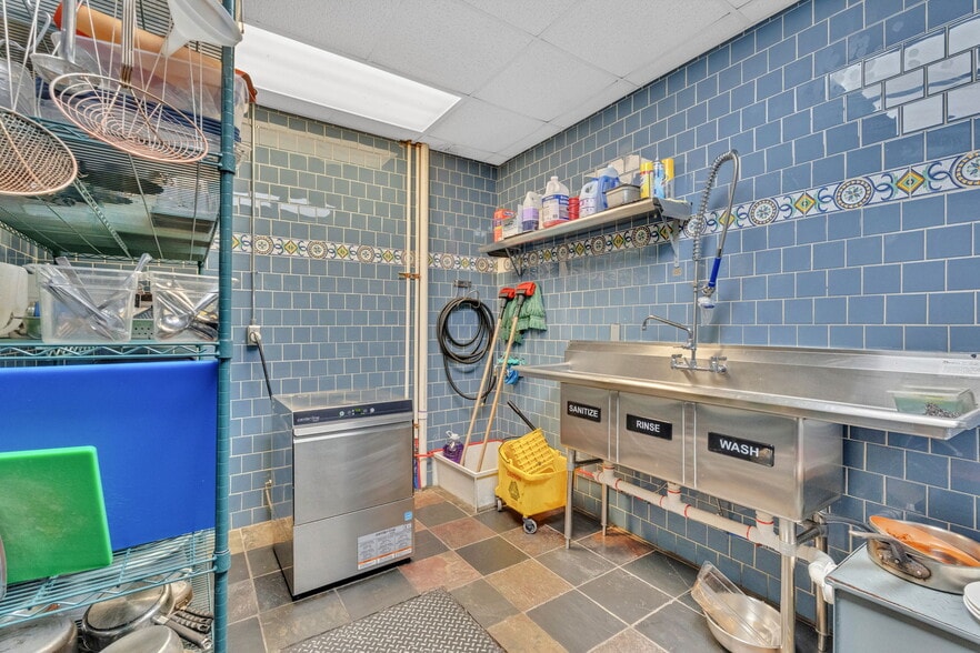 More Photos Of 401 E Myrtle, Johnson City Freestanding For Sale